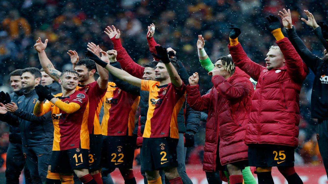 Galatasaray derbiden önce 3 puanı kaptı