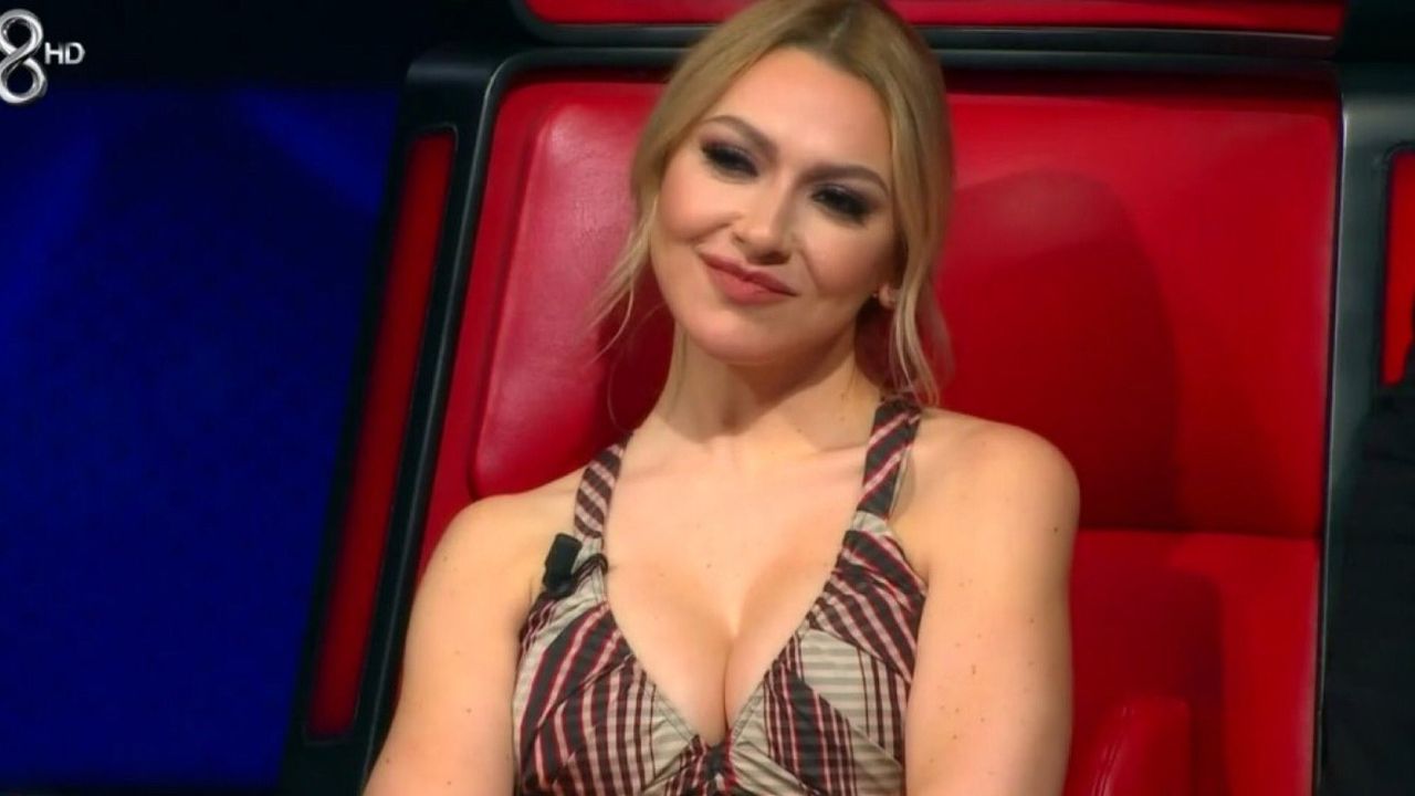 Hadise 2024'e yürek hoplatan dekoltesiyle başladı