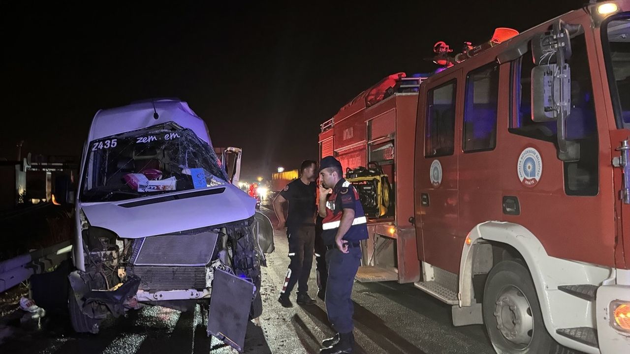 Antalya'da Tır ile Minibüs Çarpıştı: Sürücü Yaralı