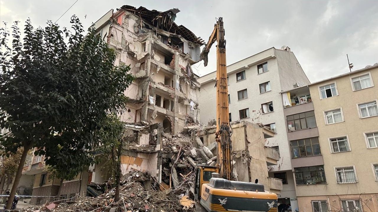 Bahçelievler'de Yıkım Sırasında Molozlar Apartmana Hasar Verdi