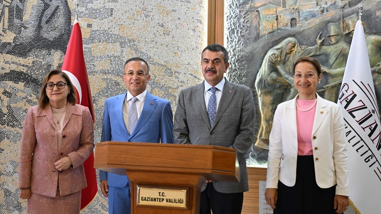 Bakan Tekin Gaziantep'te Ziyaretlerde Bulundu