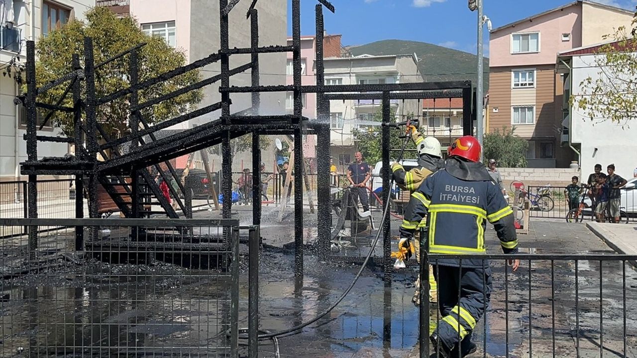 Bursa'da Çocuk Parkında Yangın: Oyun Grupları Küle Döndü