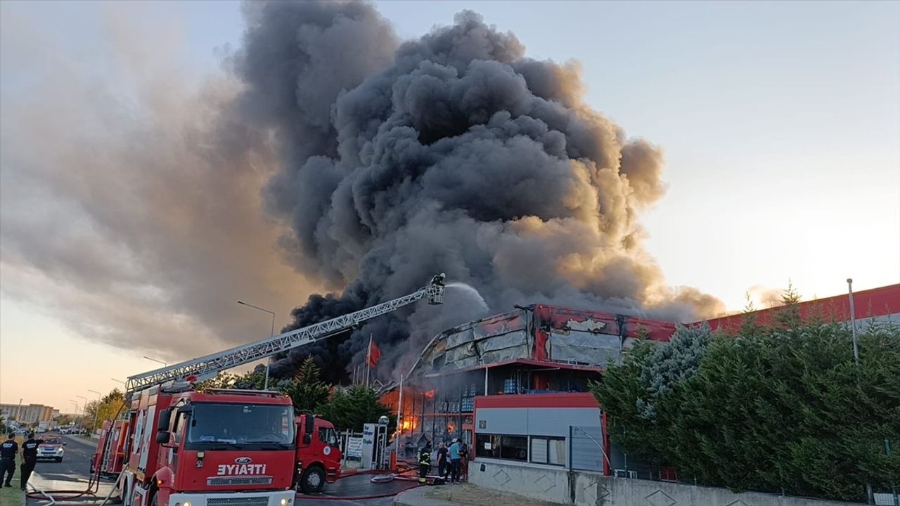 Çerkezköy'deki Fabrikada Yangın: Müdahale Devam Ediyor