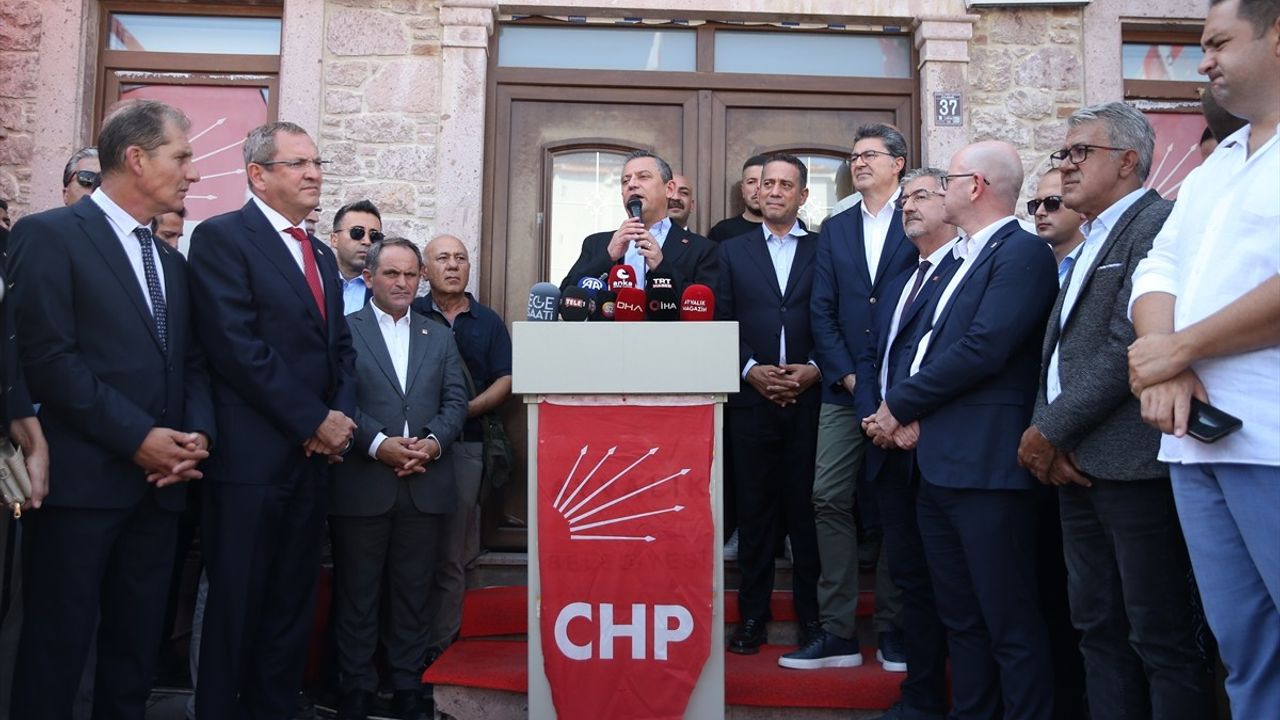 CHP Genel Başkanı Özgür Özel, Ayvalık'ta Parti Ziyareti Sırasında Önemli Açıklamalarda Bulundu