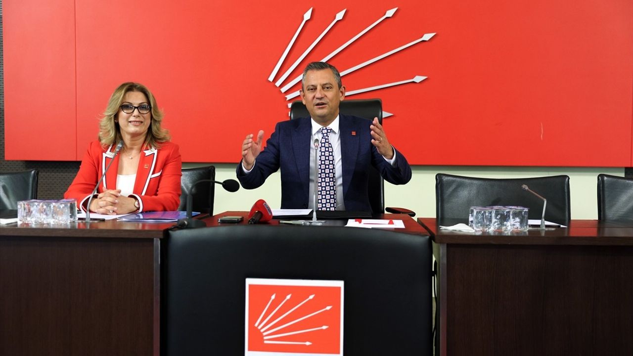 CHP Genel Başkanı Özgür Özel, Kadın Kolları Yönetimiyle Toplandı