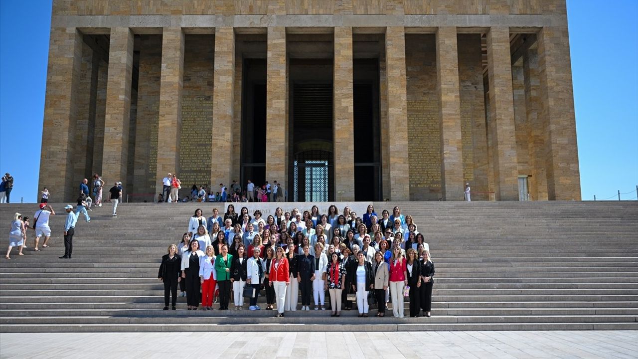 CHP Kadın Kolları Genel Başkanı Asu Kaya Anıtkabir'i Ziyaret Etti