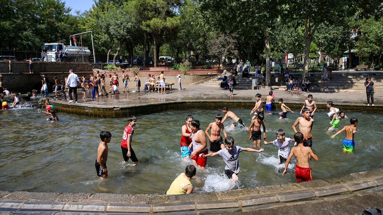 Diyarbakır'da Sıcak Hava Nefes Kesiyor