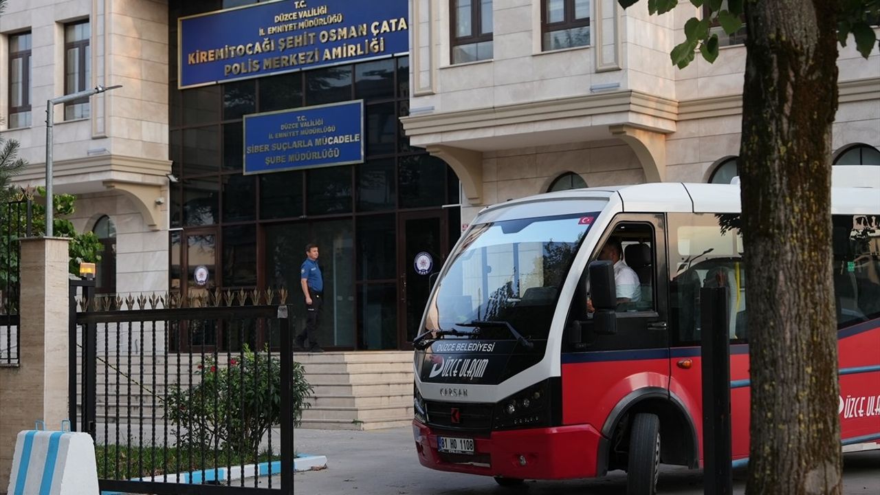 Düzce'de Unutulan Para Dolu Çanta Sahibine Ulaştırıldı