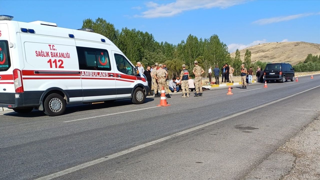 Erzincan'da Minibüs Kazası: 76 Yaşındaki Bisiklet Sürücüsü Hayatını Kaybetti