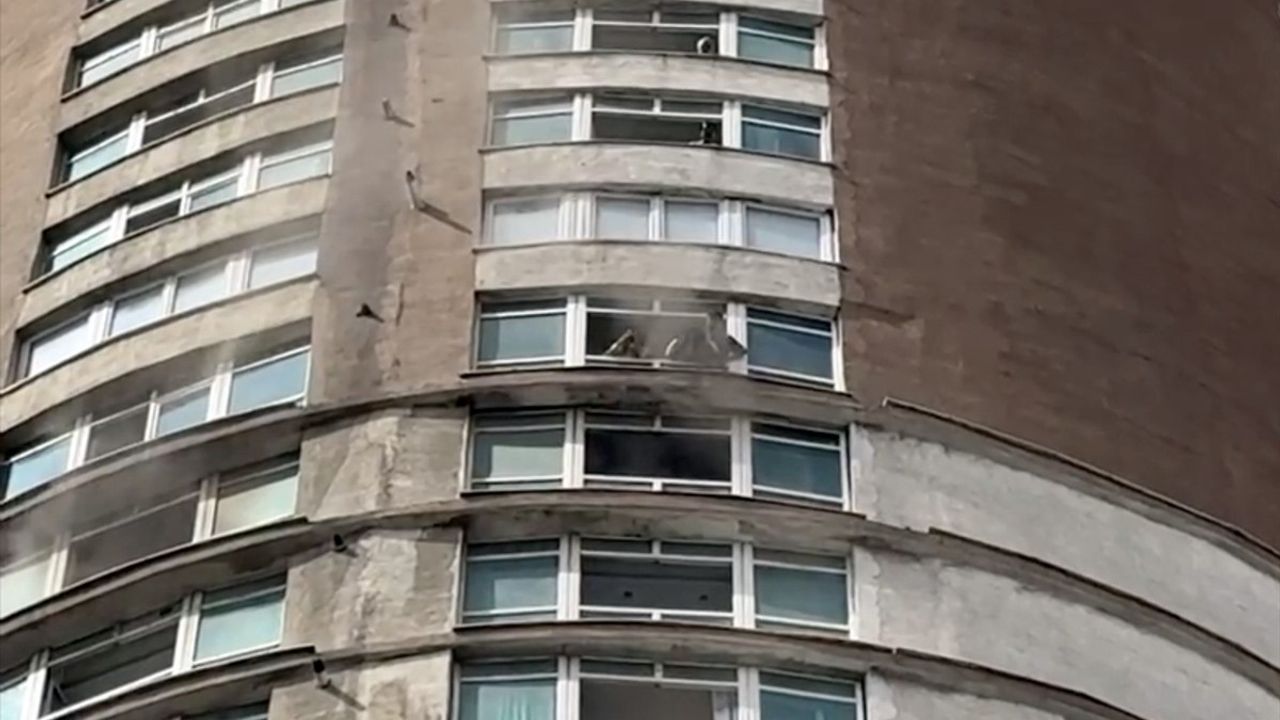 Esenyurt'ta 33 Katlı Binada Yangın Panik Yarattı