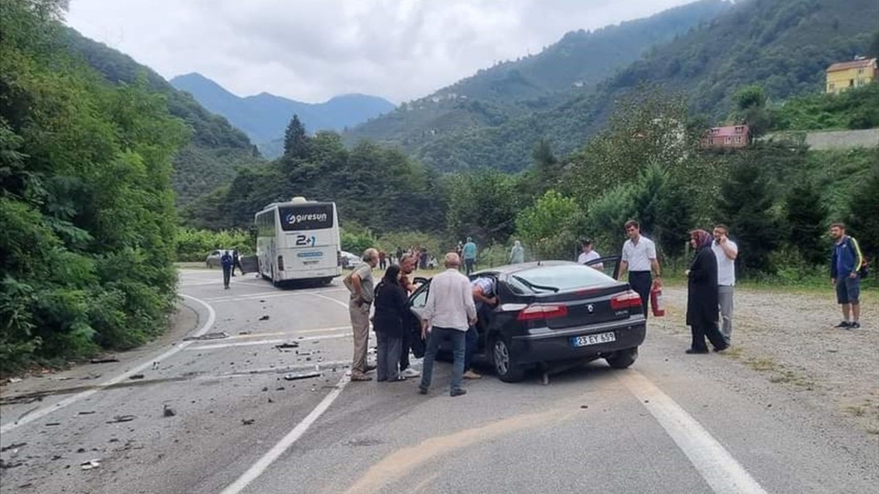 Giresun'da Otobüs ile Çarpışan Araçta Sürücü Yaralandı