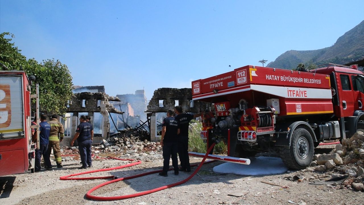 Hatay'daki Boş Binada Yangın Çıktı, İtfaiye Ekipleri Müdahale Etti