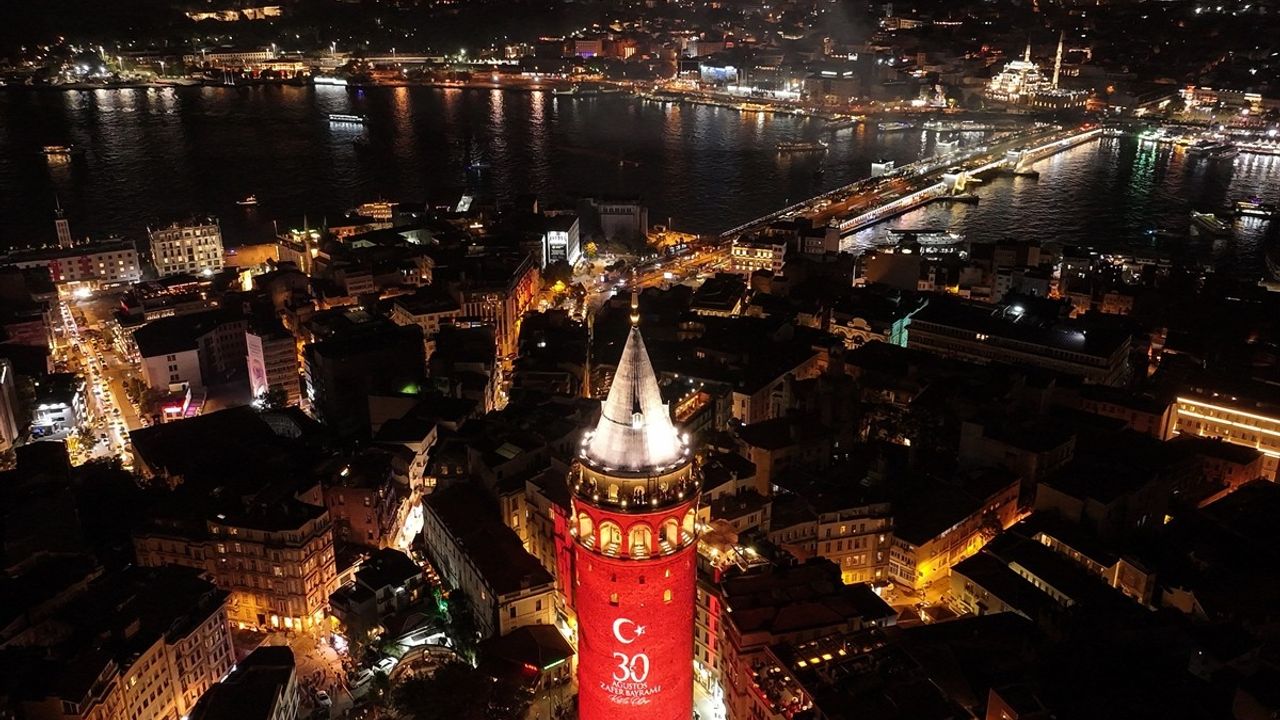 İstanbul'da 30 Ağustos Zafer Bayramı Işıklandırması