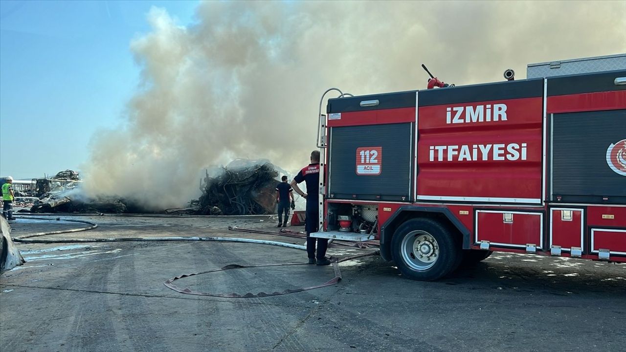 İzmir Aliağa'da Hurda Depolama Alanında Yangın Çıktı