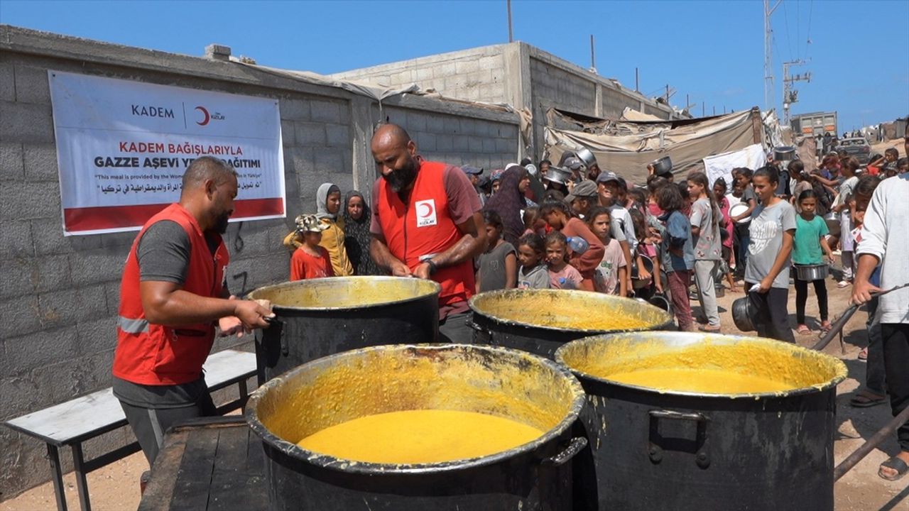 KADEM ve Türk Kızılay, Gazze'de Sıcak Yemek Dağıtımına Başladı