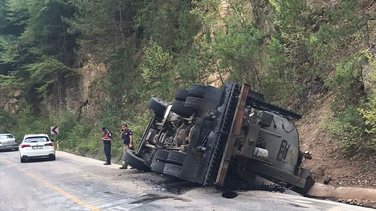 Karabük'te Zift Yüklü Kamyon Kanalıya Devrildi, Üç Yaralı