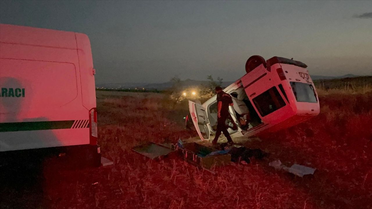 Kayseri'de Hafif Ticari Araç Kazası: 1 Ölü, 3 Yaralı