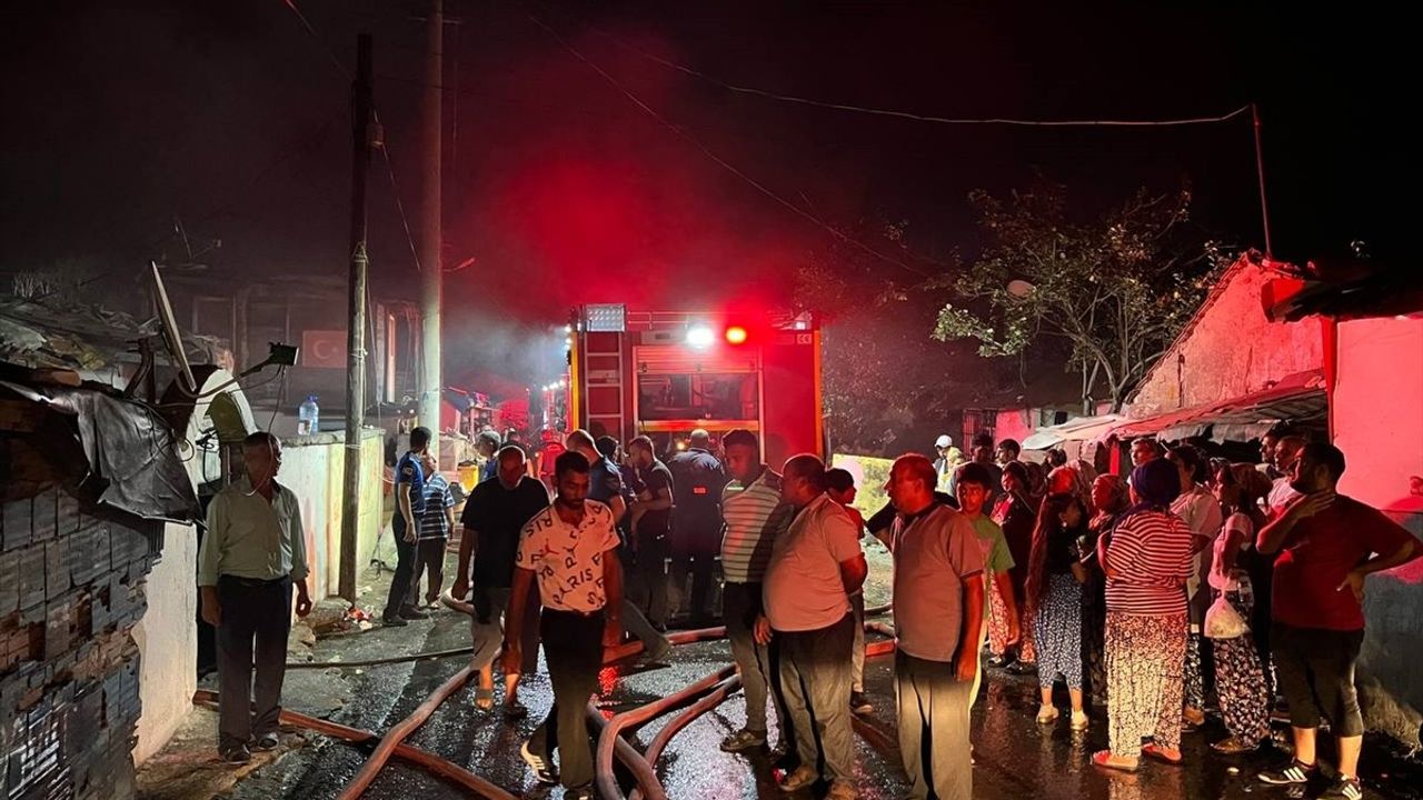 Kocaeli'de Gecekonduda Yangın: 5 Yapıda Hasar