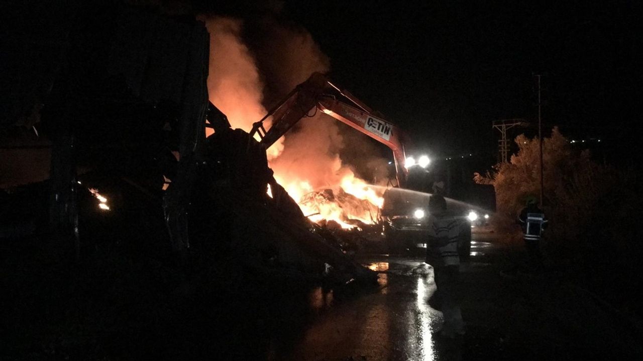 Mersin'de Narenciye Paketleme Tesisinde Yangın Söndürüldü