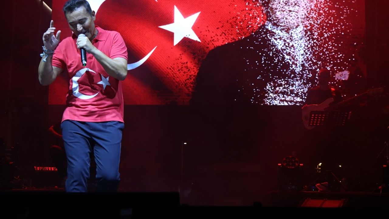 Mustafa Sandal, Bursa'da Unutulmaz Bir Konser Verdi