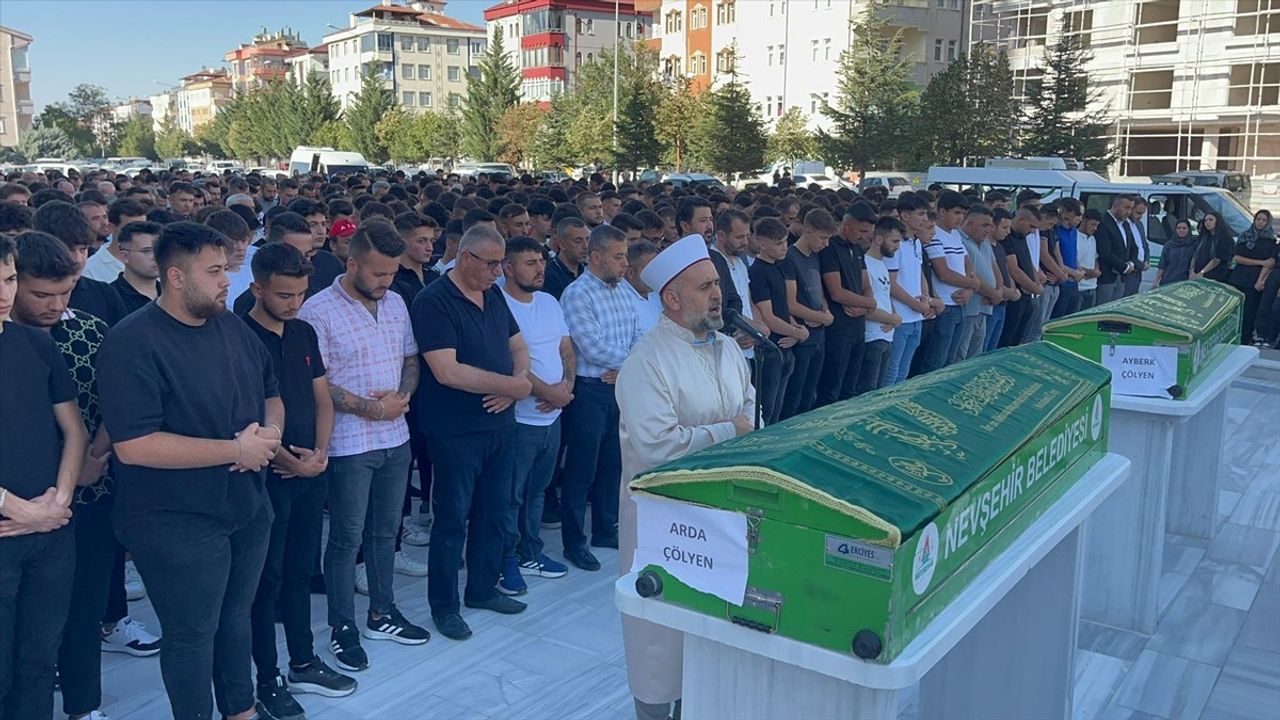 Nevşehir'deki Trafik Kazasında Hayatını Kaybeden İki Kardeş Son Yolculuklarına Uğurlandı