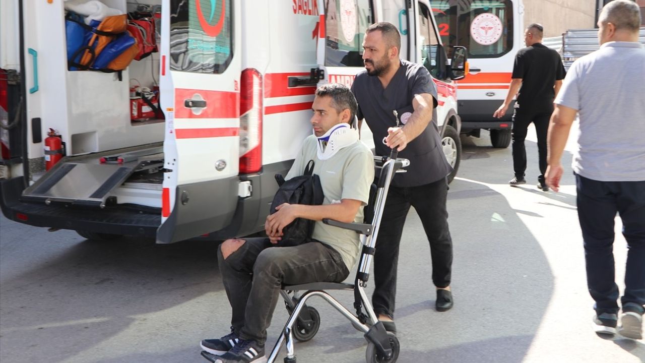 Niğde’de Minibüs ve Hafif Ticari Araç Çarpıştı: 9 Yaralı