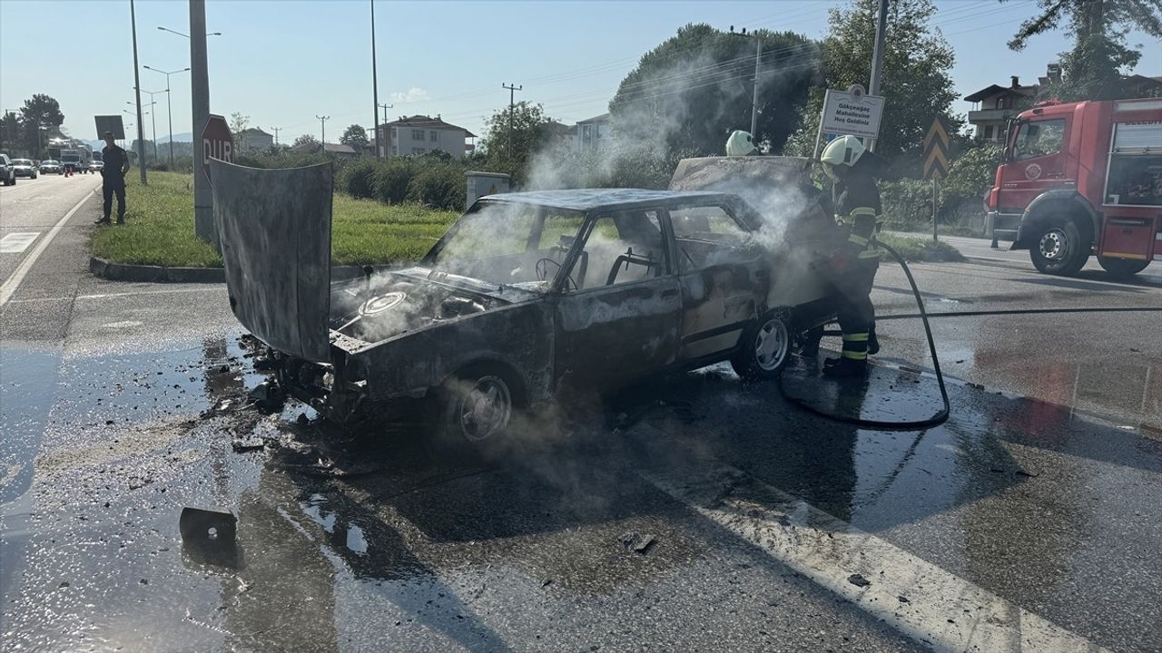 Samsun'da Seyir Halindeyken Alev Alan Otomobil Kül Oldu