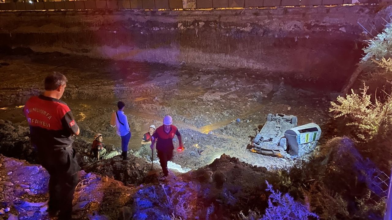 Şanlıurfa'da İnşaat Temeline Düşen Araçta Üç Yaralı