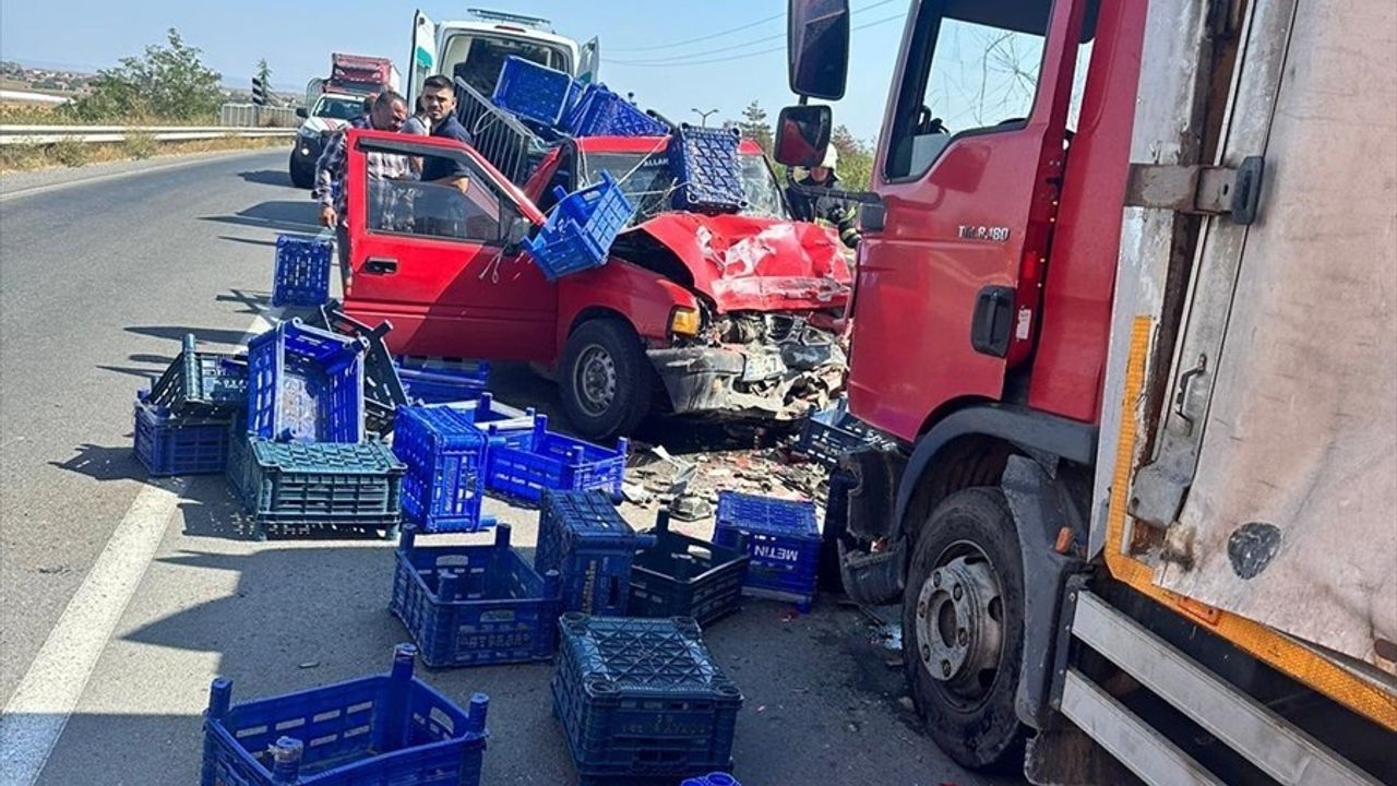 Tekirdağ'da Kamyon-Kamyonet Çarpışması: 1 Ölü