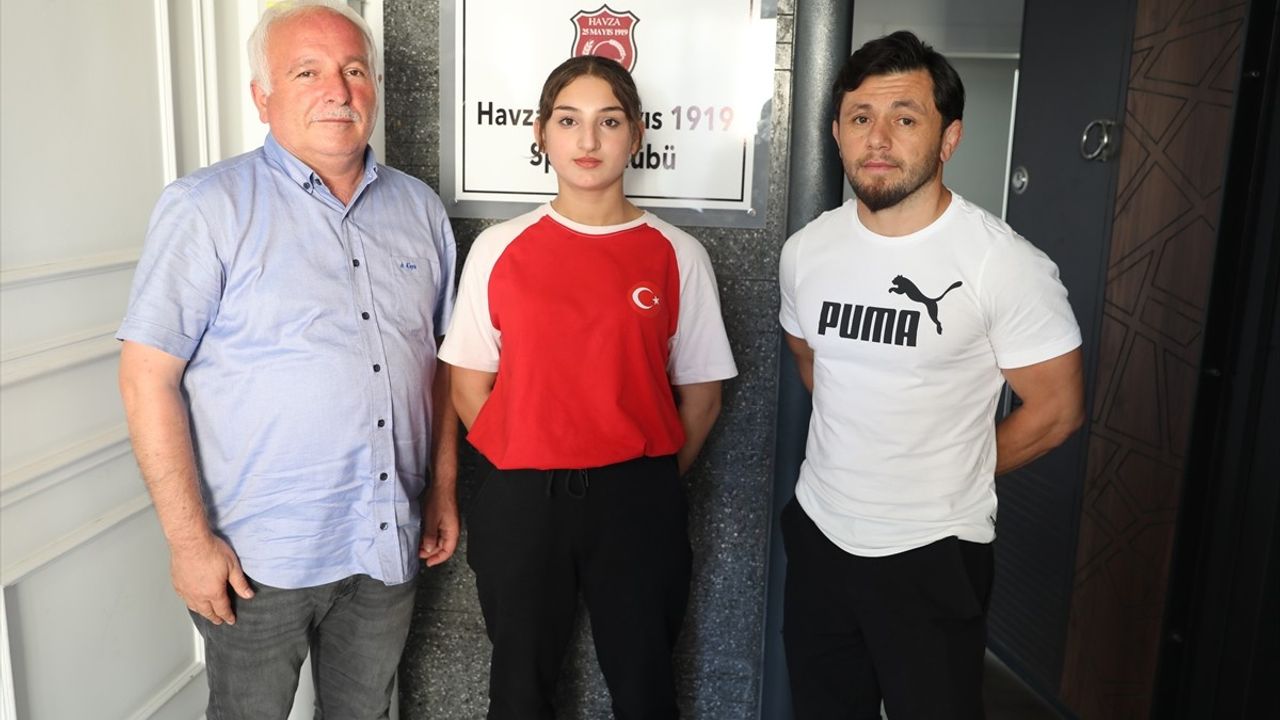14 Yaşındaki Şaziye Demir, Bilek Güreşinde Dünya Şampiyonu Oldu