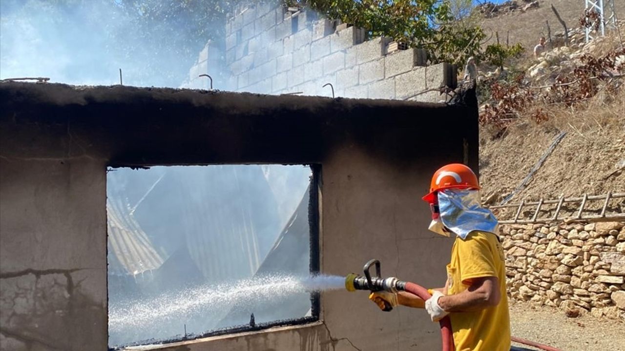 Adana'da Ev Yangını Ormanlık Alana Sıçramadan Kontrol Altına Alındı