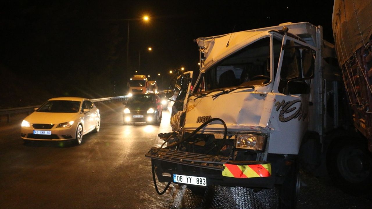 Adana'da Rampada Tır Kazası: Araçlar Çarpıştı