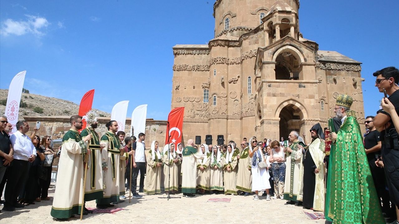 Akdamar Kilisesi'nde 12. Geleneksel Ayin Yapıldı