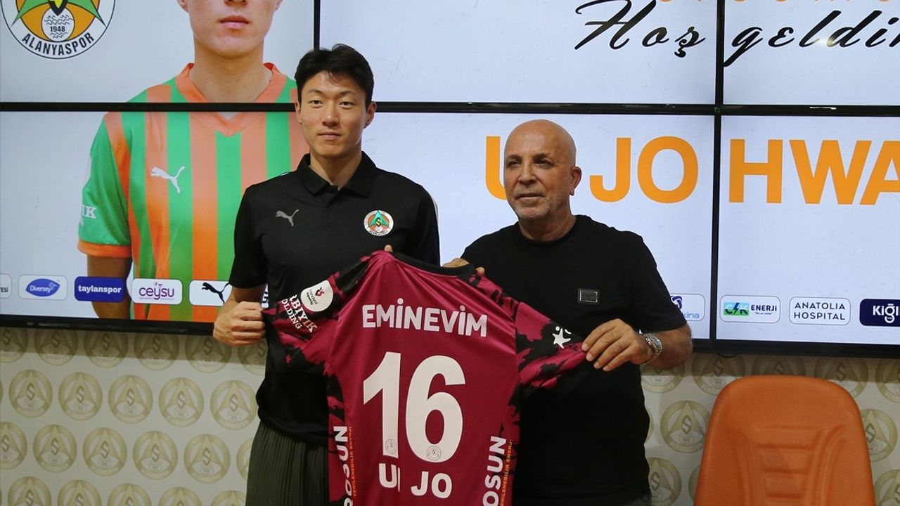 Alanyaspor'dan Ui-jo Hwang'a İmza Töreni