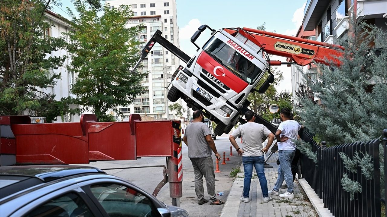 Ankara'da Vinç Yan Yattı