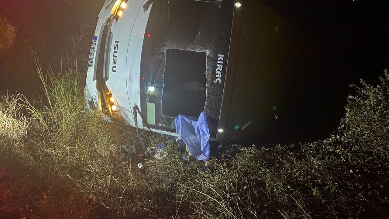 Antalya'da Midibüs Kazası: Sürücü Hayatını Kaybetti