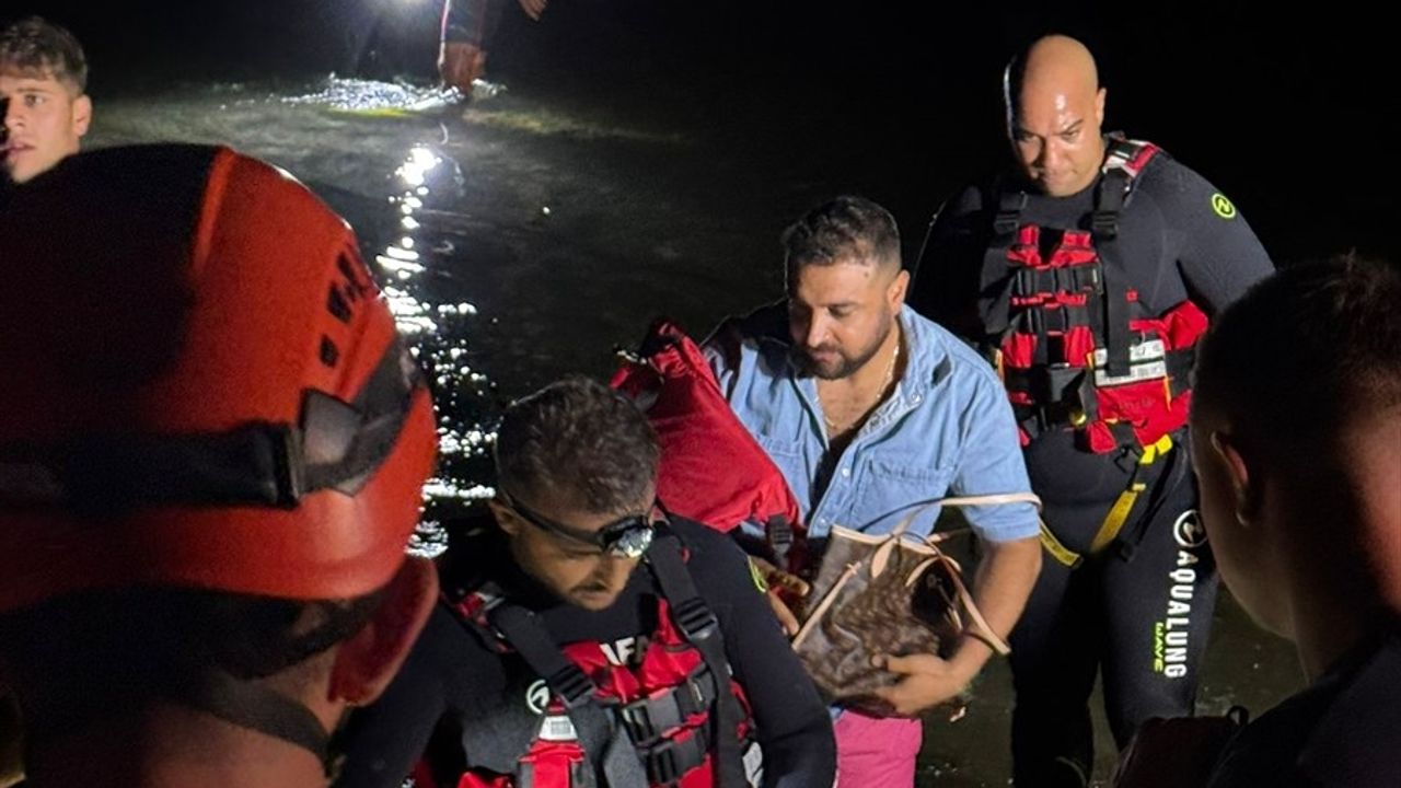 Antalya'da Yükselen Su Seviyesi Nedeniyle Üç Kişi Kurtarıldı