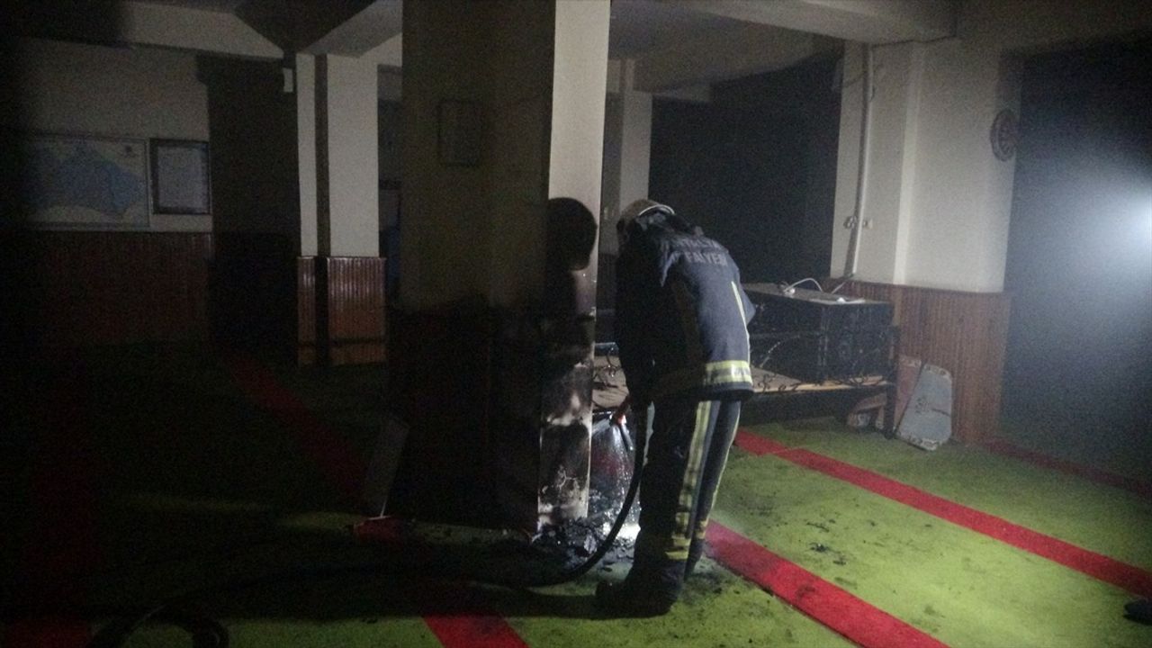 Antalya'daki Cami Yangını Hasar Verdi