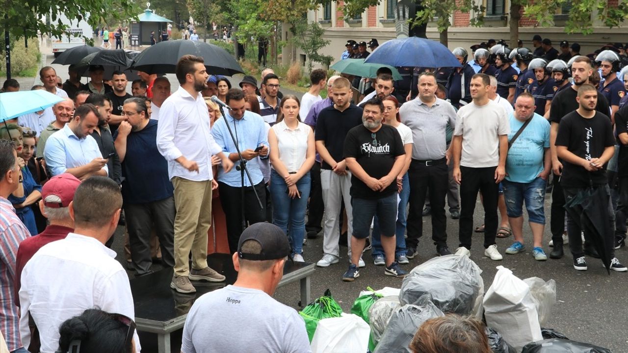 Arnavutluk'ta Belediye Başkanı Veliaj'a İstifa Protestoları Devam Ediyor
