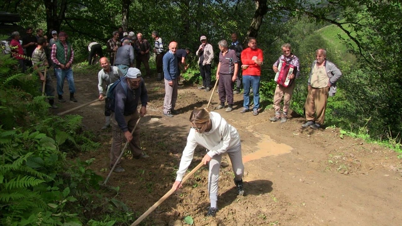 Artvin'de Köylüler İmece Usulüyle Yollarını Yeniledi