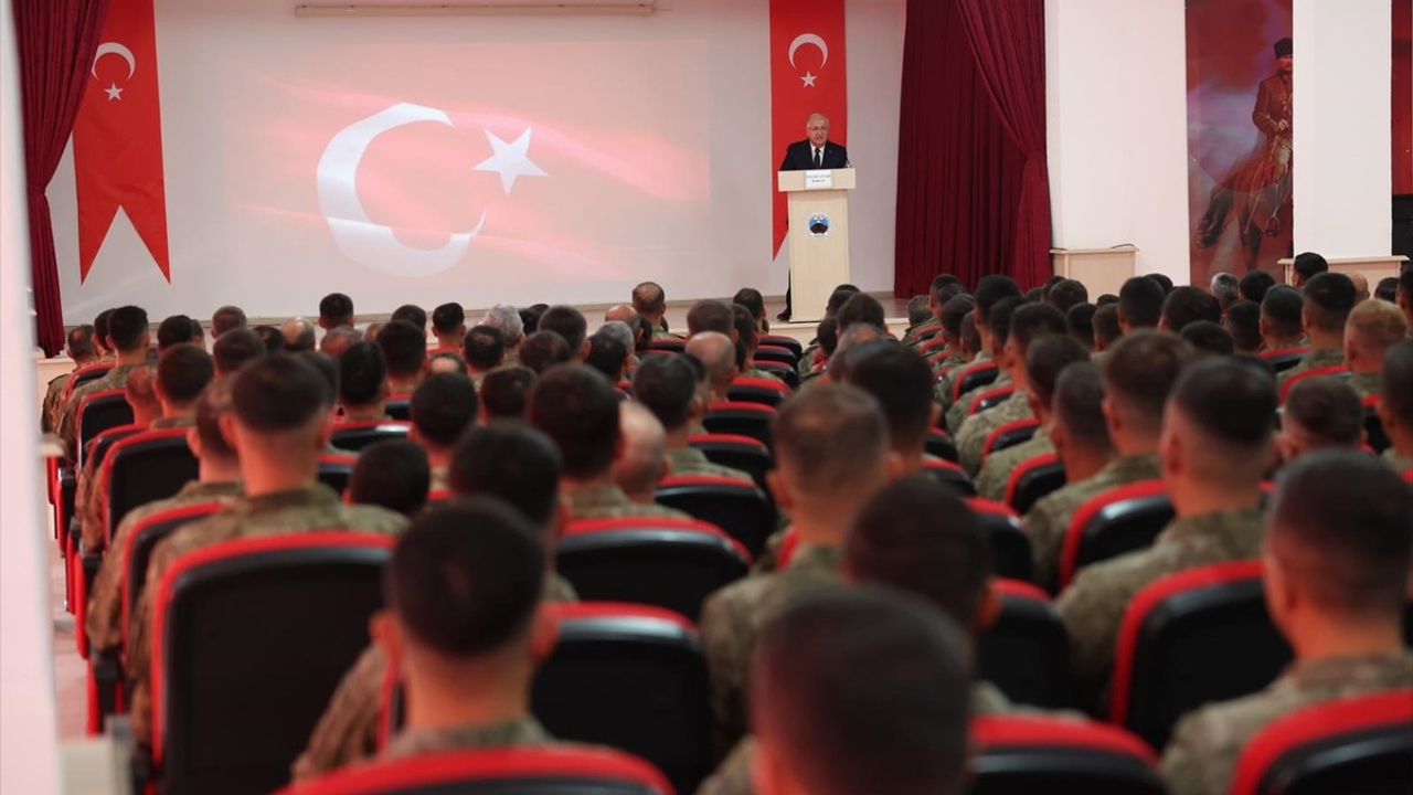 Bakan Güler, Hakkari'deki Komando Tugayı'nda önemli açıklamalar yaptı