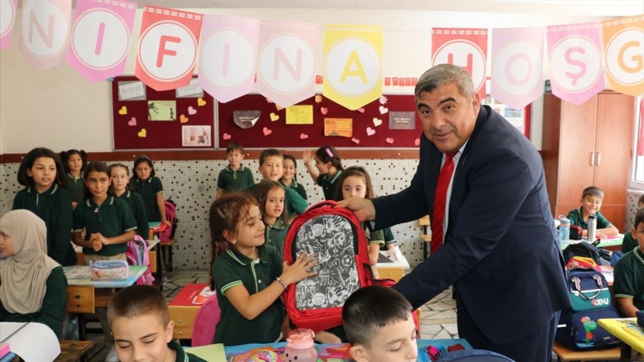 Bakan Tekin'den Küçük Kalplere Anlamlı Hediye