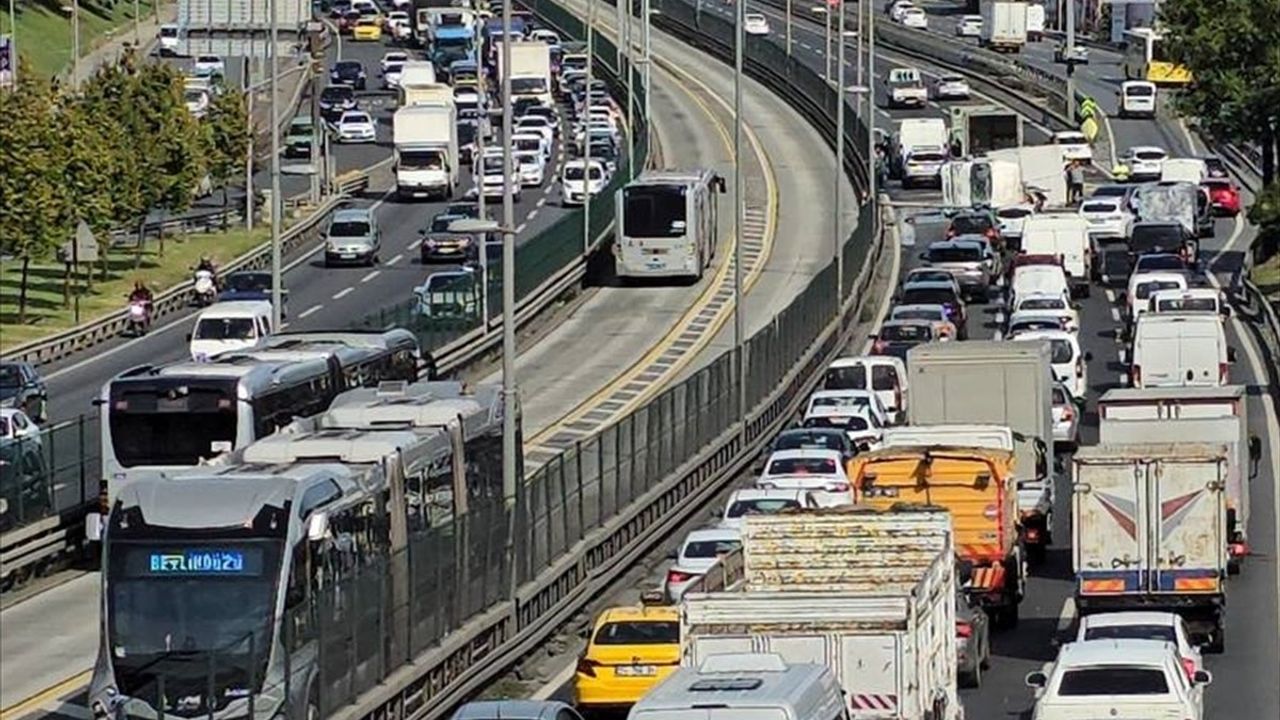 Bakırköy'de Kamyonet Kazası Yolda Uzun Araç Kuyruğuna Neden Oldu