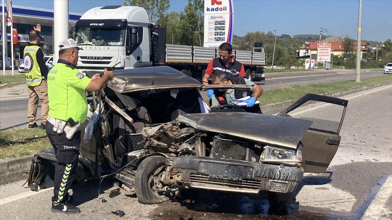 Bartın'da Temizlik Aracına Çarpan Otomobilin Sürücüsü Ağır Yaralandı