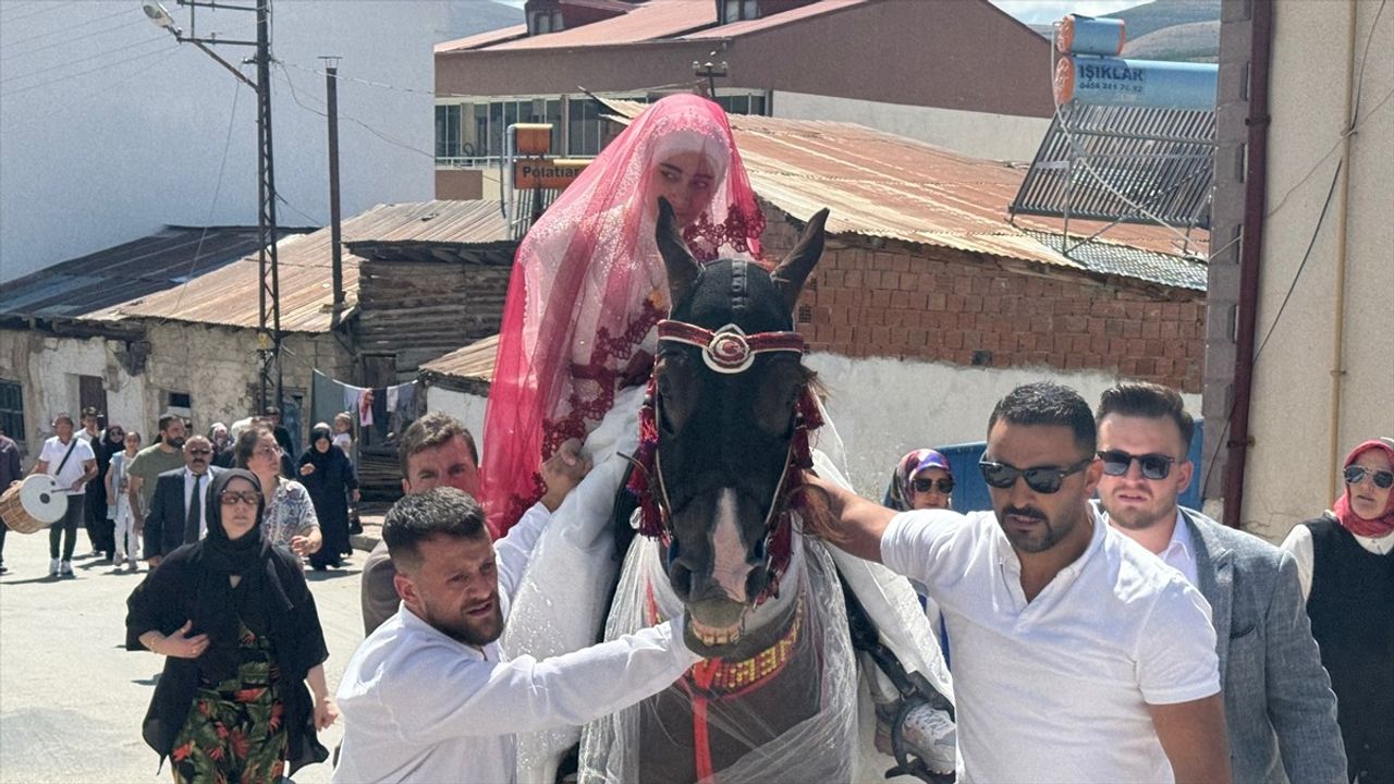 Bayburt'ta Geleneksel Damat Evi Atla Gelişi