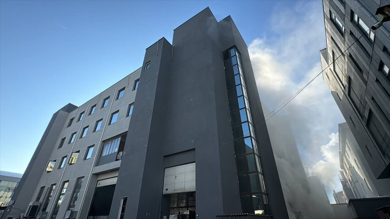 Beylikdüzü'nde Fabrikada Yangın Çıktı