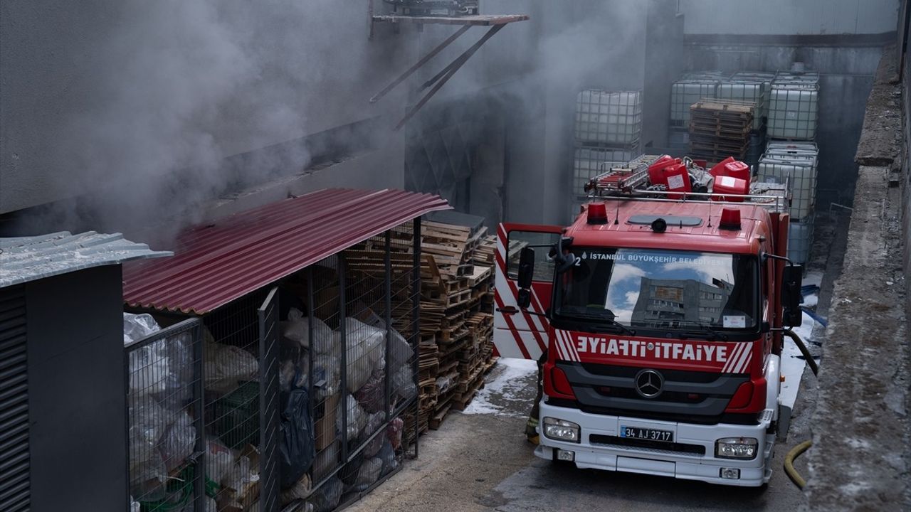 Beylikdüzü'nde Fabrikada Yangın Kontrol Altına Alındı