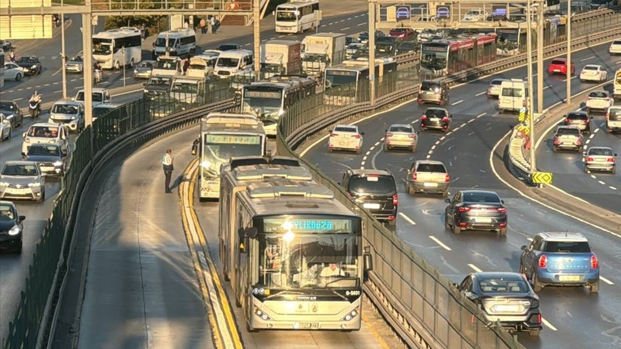 Beylikdüzü-Söğütlüçeşme Metrobüs Hattında Lastik Patladı