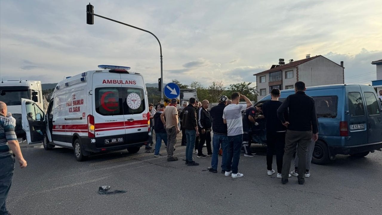 Bolu'da Ambulans ve Hafif Ticari Araç Çarpıştı: 1 Yaralı