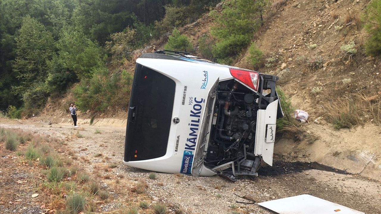 Burdur'da Yolcu Otobüsü Tıra Çarpıp Devrildi: 8 Yaralı